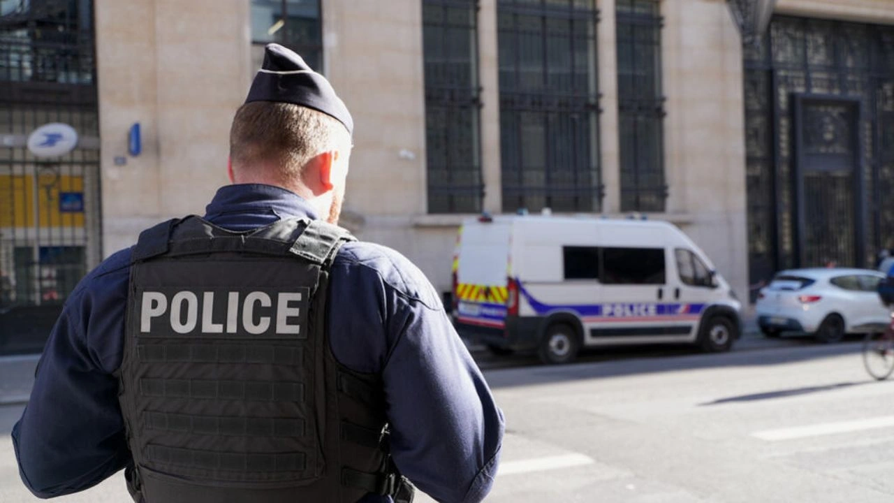Sécurité Renforcée à Paris Après Attentat Déjoué (2026)